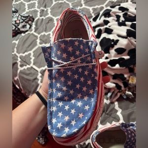 Hey Dudes stars and strips Mens size 11. Worn twice. In great shape.